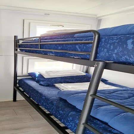 Water In With Marina Views Botel 3*