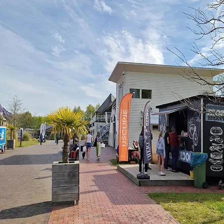 Water In With Marina Views Botel 3*