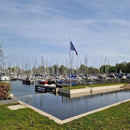Water Lodge In Naarden With Marina Views بوتيل 2*
